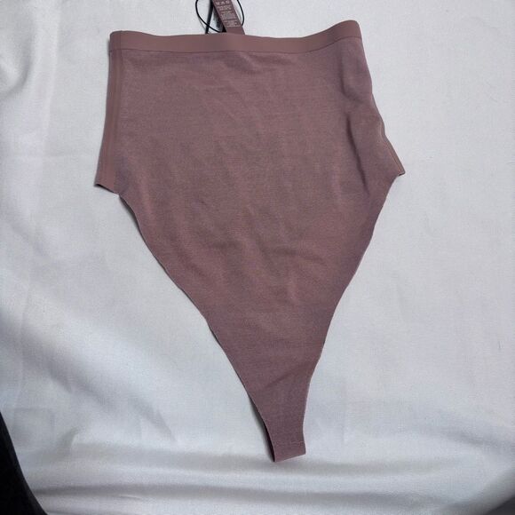 SKIMS POWER MESH MID WAIST
THONG | CLAY - Picture 2 of 4